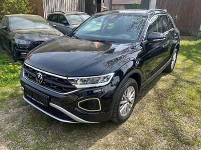 Käytetty VW T-Roc Life 150 HP (110 kW) 2025 Musta Katumaasturi