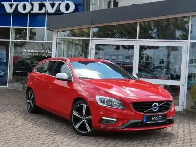 Gebraucht Volvo V60 Momentum 190 PS (139 kW) 2017 Rot Kombi
