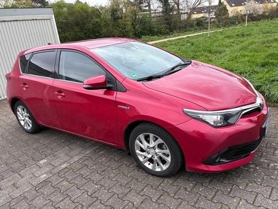 Gebraucht Toyota Auris Hybrid Comfort 99 PS (72 kW) 2016 Rot Limousine