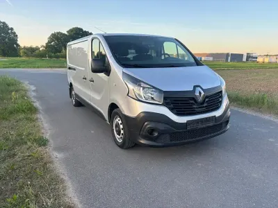 Gebraucht Renault Trafic 90 PS (66 kW) 2016 Silber Van / Kleinbus