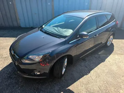 Gebraucht Ford Focus 100 PS (73 kW) 2013 Grau Kombi