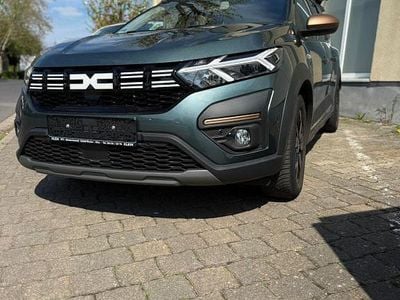 Gebraucht Dacia Jogger Extreme 101 PS (74 kW) 2024 Grün Van / Kleinbus