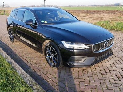 Gebraucht Volvo V60 Momentum 150 PS (110 kW) 2020 Schwarz Kombi