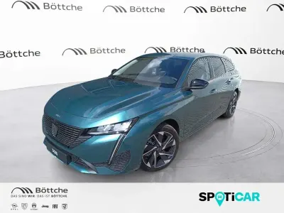 Neu Peugeot 308 SW Allure 136 PS (100 kW) 2025 Grün metallic Kombi
