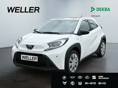 Gebraucht Toyota Aygo Play 72 PS (52 kW) 2023 Super (pure) white ii (weiss) Kleinwagen