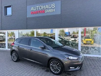 Gebraucht Ford Focus Titanium 125 PS (91 kW) 2017 Grau Limousine