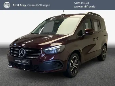 Używany Mercedes T180 Edition 131 KM (96 kW) 2024 Czerwony Minivan