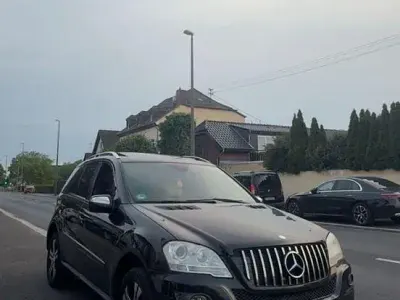 Gebraucht Mercedes ML350 231 PS (169 kW) 2010 Schwarz SUV