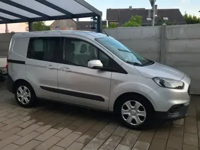 Gebraucht Ford Tourneo Courier Trend 101 PS (74 kW) 2018 Silber Van / Kleinbus
