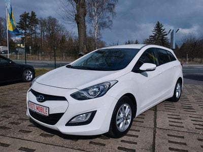 Gebraucht Hyundai i30 Trend 110 PS (80 kW) 2014 Creamy white / sol Kombi