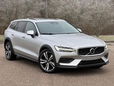 Silber Gebraucht 2021 Volvo V60 CC Pro Kombi | 18.000 €