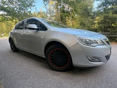 Gebraucht Opel Astra 110 PS (80 kW) 2012 Limousine