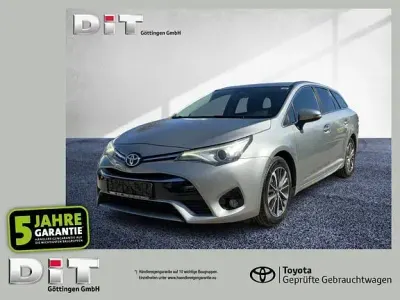 Gebraucht Toyota Avensis Comfort 147 PS (108 kW) 2016 Titansilber mica metallic Kombi