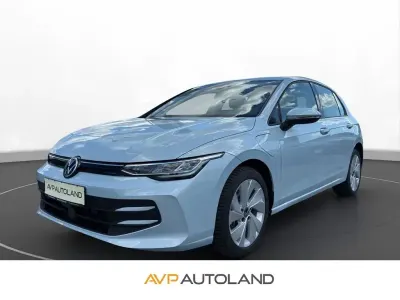 Gebraucht VW Golf VIII Life 150 PS (110 kW) 2025 Crystal ice blue Limousine