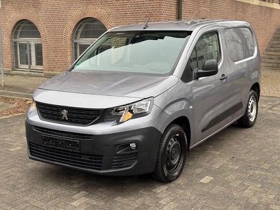 Grau Gebraucht 2020 Peugeot Partner Premium Van / Kleinbus | 10.350 € (Guter Preis)