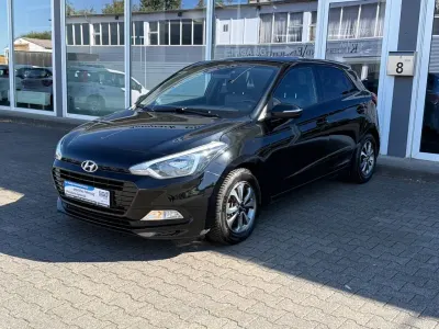Gebraucht Hyundai i20 Passion 101 PS (74 kW) 2018 Schwarz Limousine