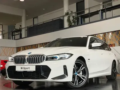 Gebraucht BMW 320e M Sport 204 PS (150 kW) 2023 Weiß Limousine
