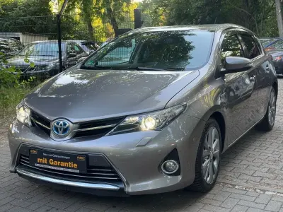 Gebraucht Toyota Auris Hybrid 99 PS (72 kW) 2013 Silber Limousine