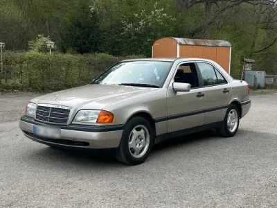Gebraucht Mercedes C180 122 PS (89 kW) 1995 Gold Limousine