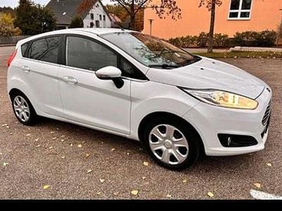 Gebraucht Ford Fiesta 101 PS (74 kW) 2014 Weiß Kleinwagen