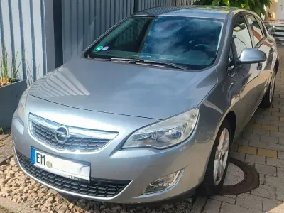 Gebraucht Opel Astra 116 PS (85 kW) 2012 Silber Limousine
