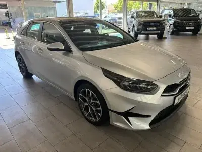 Gebraucht Kia Ceed Spirit 160 PS (117 kW) 2022 Silber Kleinwagen