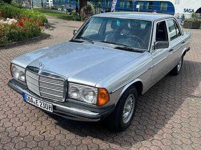 Silber Gebraucht 1981 Mercedes E230 Limousine | 8.950 €