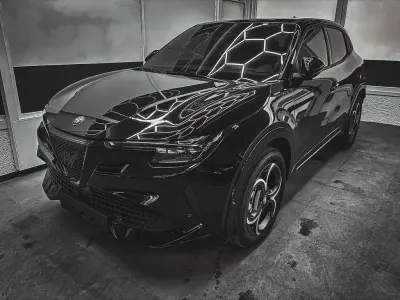 Neu Alfa Romeo Junior Edizione Speciale 148 PS (108 kW) 2026 Schwarz metallic SUV