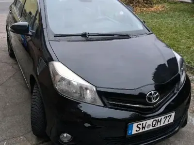 Gebraucht Toyota Yaris 90 PS (66 kW) 2014 Schwarz Kleinwagen
