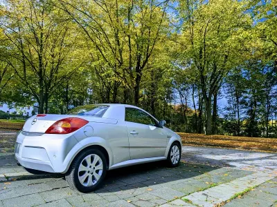 Używany Opel Tigra 90 KM (66 kW) 2008 Srebrny Kabriolet