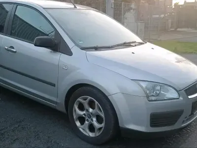 Gebraucht Ford Focus 100 PS (73 kW) 2004 Silber Limousine