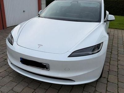 Begagnad Tesla Model 3 Long Range RWD 246 kW (335 HK) 2024 Vit Sedan