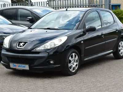Gebraucht Peugeot 206+ Basis 60 PS (44 kW) 2010 Schwarz Kleinwagen