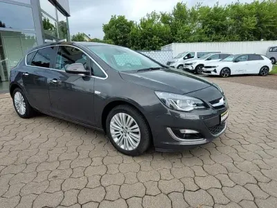 Gebraucht Opel Astra Innovation 140 PS (102 kW) 2013 Grau Limousine