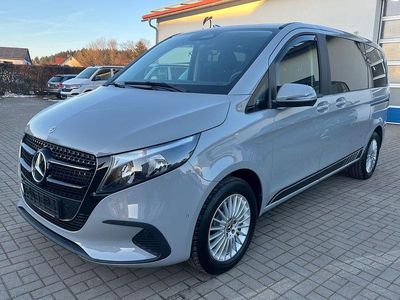 Grau Gebraucht 2024 Mercedes V220 Van / Kleinbus | 53.900 € (Fairer Preis)
