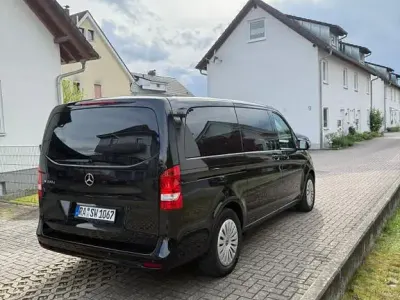 Gebraucht Mercedes V220 163 PS (119 kW) 2023 Schwarz Van / Kleinbus