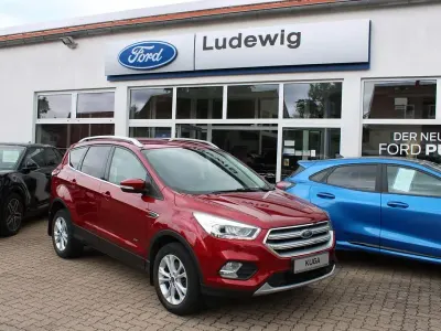 Gebraucht Ford Kuga Titanium 182 PS (133 kW) 2017 Rot SUV