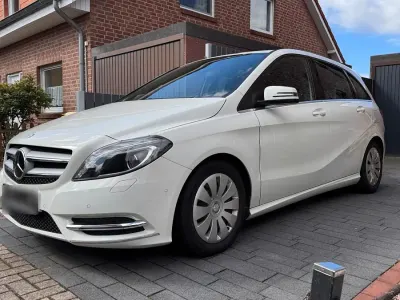 Gebraucht Mercedes B180 Night 122 PS (89 kW) 2014 Weiß Van / Kleinbus