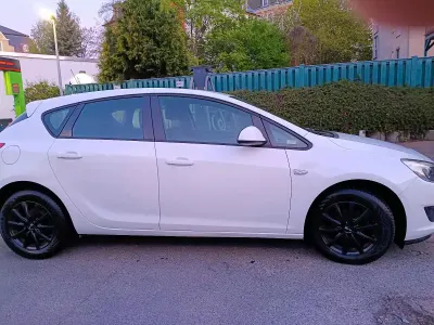 Usata Opel Astra 115 CV (84 kW) 2014 Bianco Utilitaria
