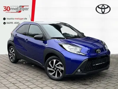 Neu Toyota Aygo X Play 72 PS (52 kW) 2025 Juniper blue metallic SUV