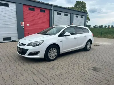 Używany Opel Astra Edition 110 KM (80 kW) 2013 Biały Kombi