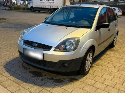 Używany Ford Fiesta Ambiente 60 KM (44 kW) 2006 Srebrny Hatchback