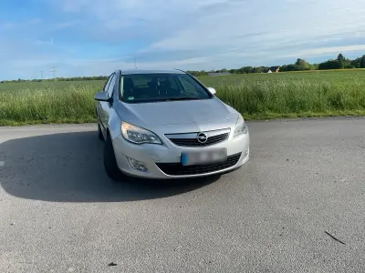 Gebraucht Opel Astra 115 PS (84 kW) 2011 Silber Kleinwagen