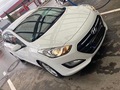 Gebraucht Hyundai i30 136 PS (100 kW) 2015 Weiß Kombi