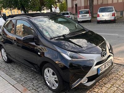 Second-hand Toyota Aygo 69 CP (50 kW) 2016 Negru Hatchback