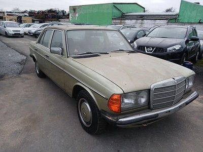 Gebraucht Mercedes 230 136 PS (100 kW) 1982 Grün Limousine