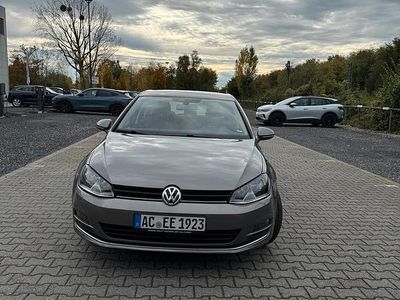 Grau Gebraucht 2015 VW Golf VII Comfortline Kombi | 9.900 € (Etwas zu teuer)