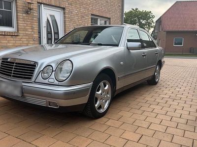 Usata Mercedes E240 Elegance 170 CV (125 kW) 1998 Argento Berlina