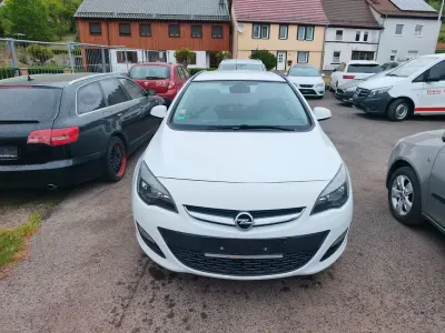 Gebraucht Opel Astra Edition 110 PS (80 kW) 2014 Weiß Kombi