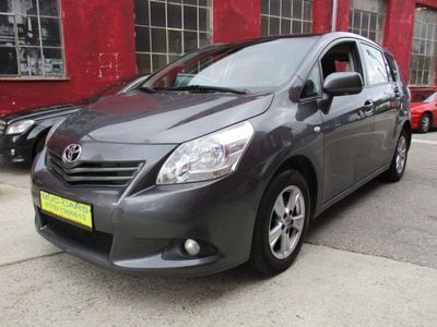 Gebraucht Toyota Verso Edition 147 PS (108 kW) 2011 Grau metallic Van / Kleinbus